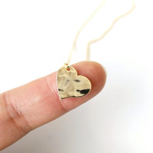 Halsketting met hartbedeltje: Fijne gouden halsketting met gehamerd hartje