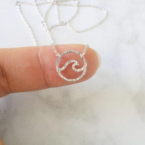 Collar Dainty Wave: Colgante de surf bañado en rodio