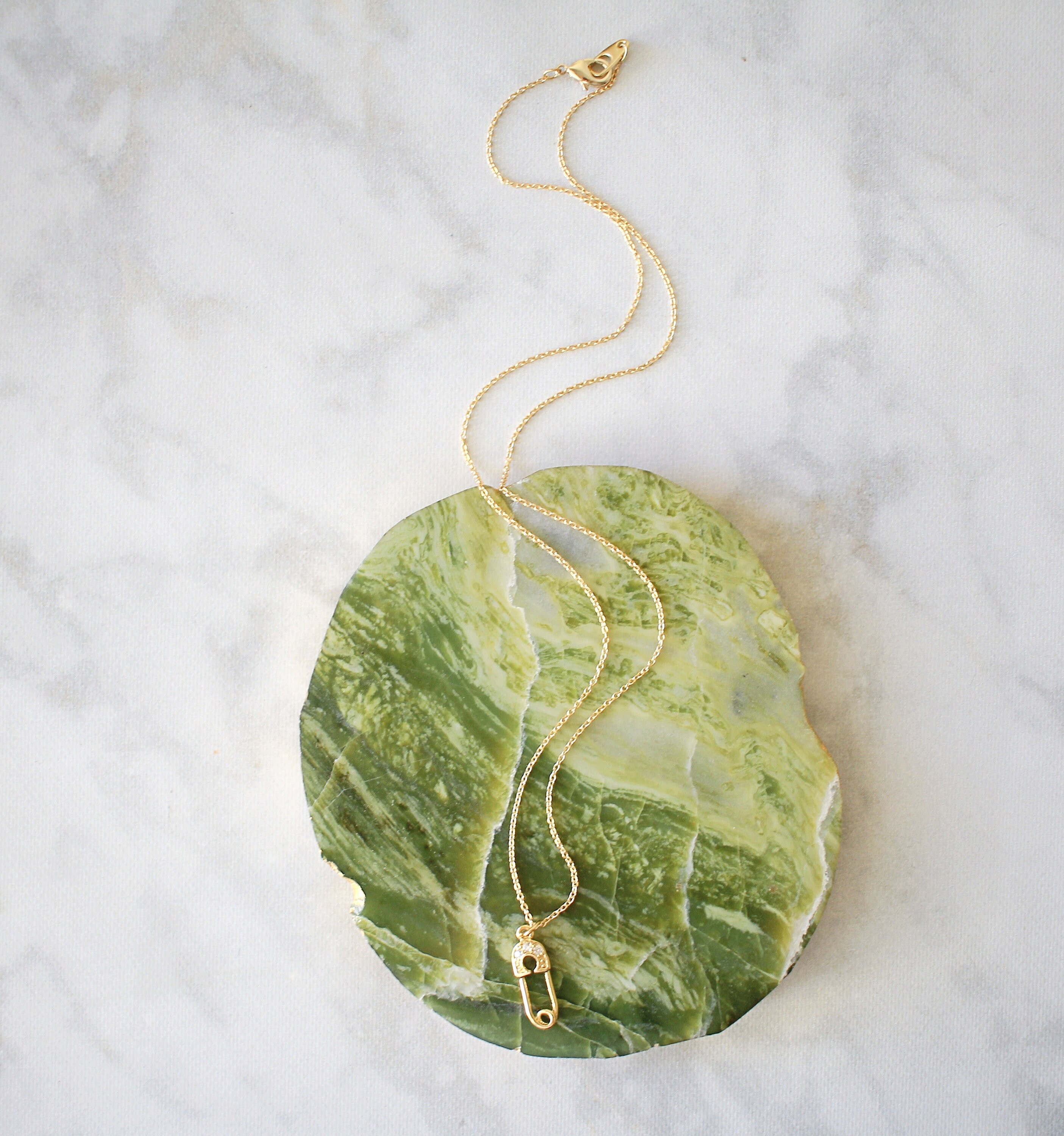 Collier Pendentif Épingle à Nourrice Vintage En Métal Doré - Longueur 50 Cm - Occasion Bon État