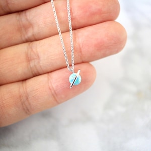 Winzige Opal Saturn Halskette, Zierliche Planeten Anhänger