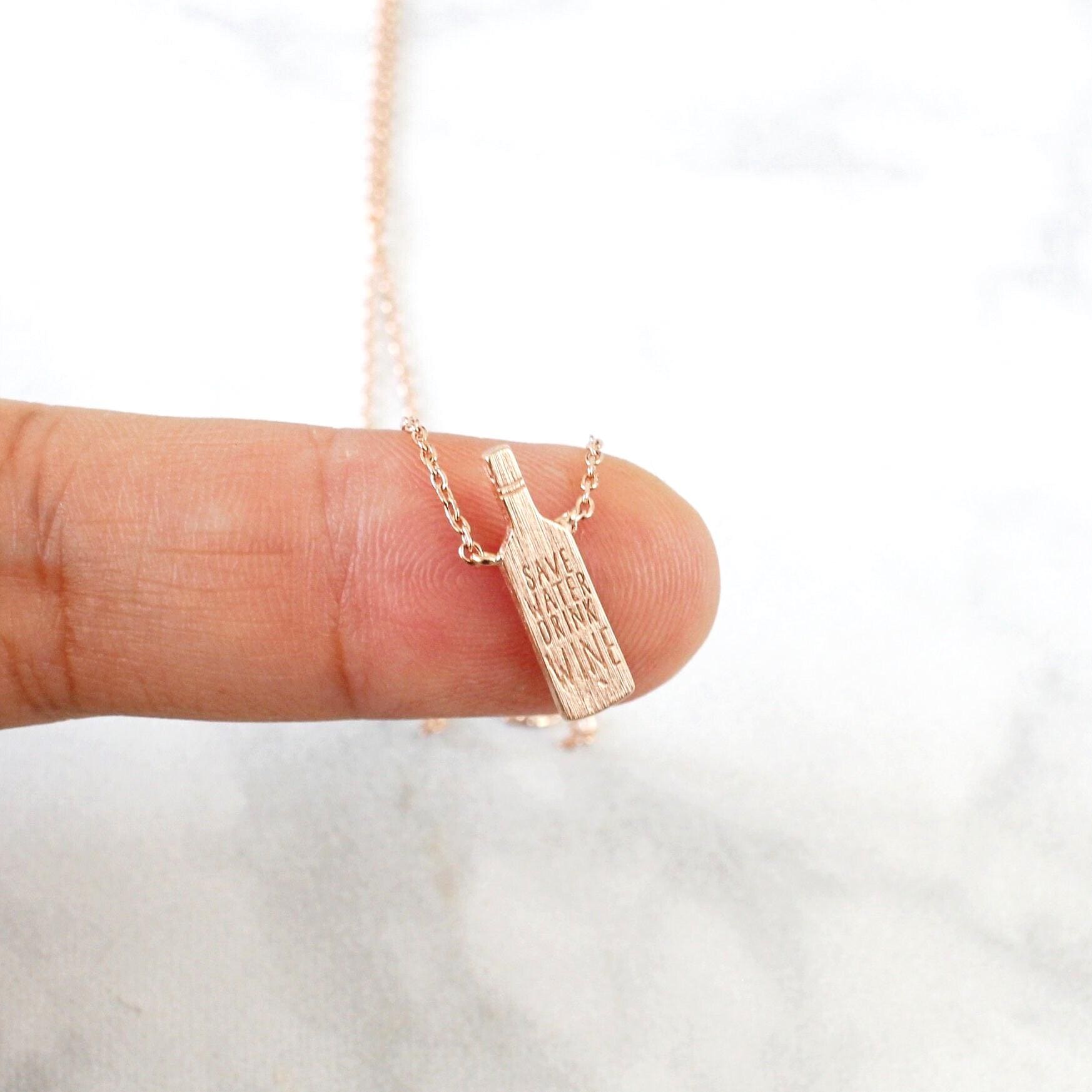 ローズゴールドのワインボトルネックレス：「水を節約してワインを飲