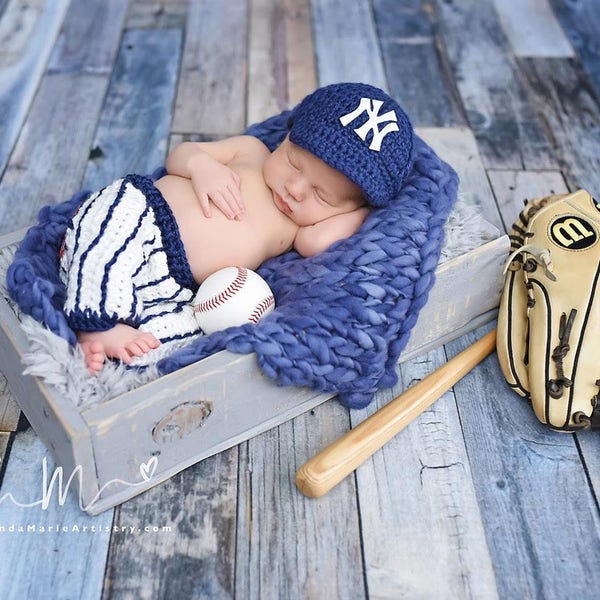 Tenue de baseball Baby Baseball Casquette , pantalon,,, cadeau de douche de bébé au crochet, Nouveau-né PHOTO PROP- Yankees tenue de bébé- tricoter photo prop