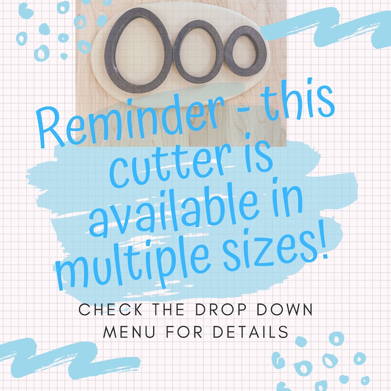 Pu&ograve; includere: Tre tagliapasta di diverse dimensioni, mostrati su una superficie di legno. I tagliapasta hanno la forma di cerchi. Il testo "Reminder - this cutter is available in multiple sizes! CHECK THE DROP DOWN MENU FOR DETAILS" &egrave; scritto in blu su uno sfondo blu chiaro.