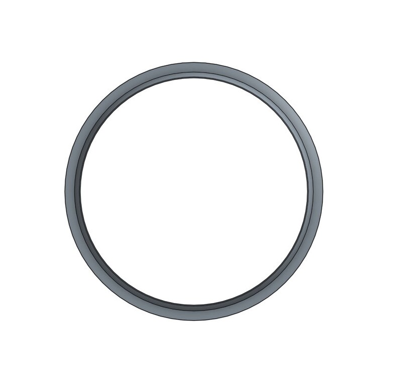 Pu&ograve; includere: Un anello di metallo argentato con una superficie liscia e arrotondata.