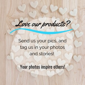 Pu&ograve; includere: Uno sfondo in legno con un cerchio di oggetti bianchi a forma di cuore. Il testo "Love our products? Send us your pics, and tag us in your photos and stories! Your photos inspire others!" &egrave; scritto in un cerchio bianco al centro dell'immagine.