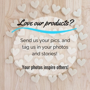 Puede incluir: Un fondo de madera blanco con un c&iacute;rculo de objetos blancos en forma de coraz&oacute;n. El texto "Love our products? Send us your pics, and tag us in your photos and stories! Your photos inspire others!" est&aacute; escrito en negro sobre un c&iacute;rculo blanco.