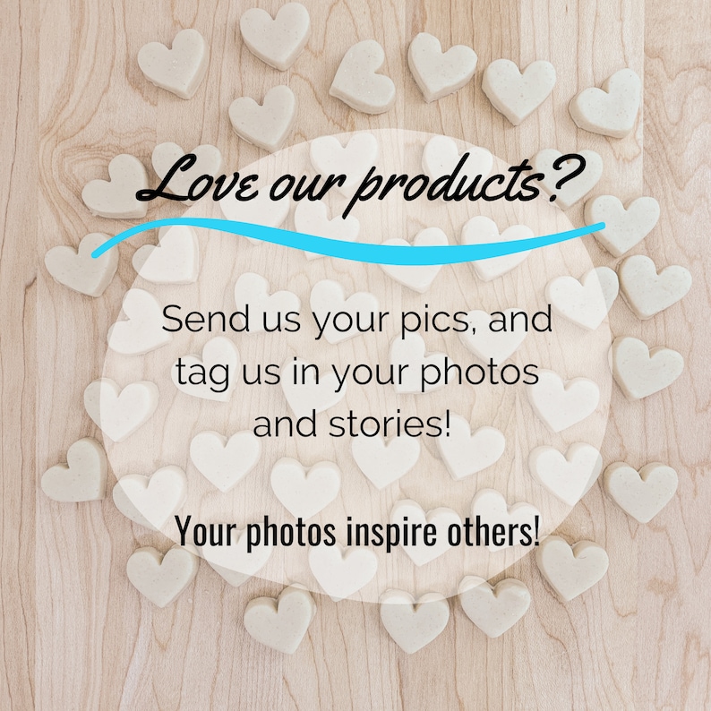 Puede incluir: Un fondo de madera blanco con un c&iacute;rculo de objetos blancos en forma de coraz&oacute;n. El texto "Love our products? Send us your pics, and tag us in your photos and stories! Your photos inspire others!" est&aacute; escrito en negro sobre un c&iacute;rculo blanco.