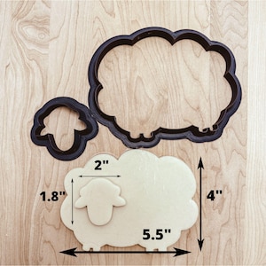 Peut inclure: Un emporte-pièce en plastique noir en forme de mouton avec un petit emporte-pièce assorti en forme de tête de mouton. Un biscuit en forme de mouton est présenté, mesurant 14 cm de large, 10 cm de haut et 5 cm pour la tête.