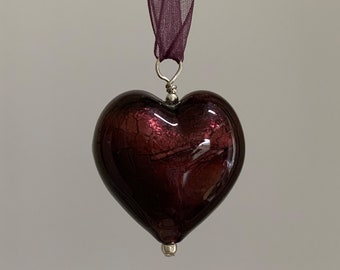 Collier Diana Ingram avec grand pendentif coeur en verre de Murano améthyste foncé (violet) sur ruban d'organza
