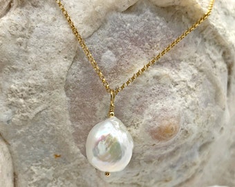 Collier Diana Ingram en or vermeil 22 carats avec grand pendentif charm perle d'eau douce blanche baroque 'Kasumi' sur chaîne rolo
