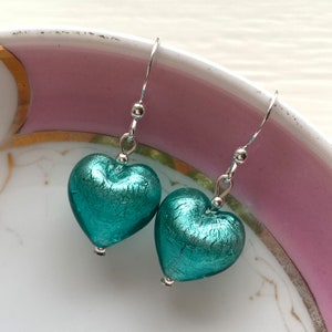 Diana Ingram oorbellen met blauwgroen (groen, jade) Muranoglas kleine hartjes op Sterling Zilver of 22 Karaat goud vermeil haken