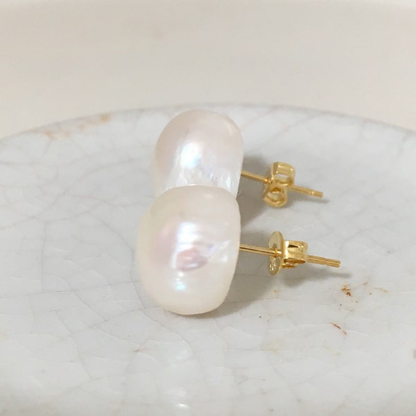 Boucles d’oreilles Diana Ingram avec de grands boutons baroques blancs d’eau douce de culture 'Kasumi' clous de perles sur poteaux plaqués or 24ct