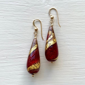 Diana Ingram Ohrringe mit rotem und Aventurin Wirbel über goldenen Muranoglas langen Birnentropfen an Sterling Silber oder 22 Karat Gold Vermeil Haken