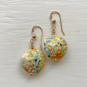 Diana Ingram oorbellen met gespikkelde blauw en witte pastel over gouden Murano glas medium linzen op sterling zilver of goud vermeil haken
