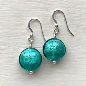 Diana Ingram oorbellen met blauwgroen (groen, jade) Muranoglas kleine linzendruppels op Sterling Zilver of 22 Karaat goud vermeil haken
