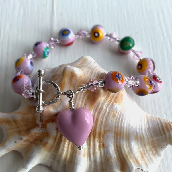 Bracelet Diana Ingram avec perles sphériques en mosaïque de verre de Murano rose pastel, cristaux Swarovski©, petit charme coeur et fermoir en argent sterling