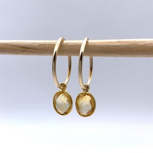 Pendientes de Diana Ingram con piedras preciosas ovaladas de cristal de citrino (oro, amarillo pálido) en alambres para las orejas de vermeil de oro de 22 quilates