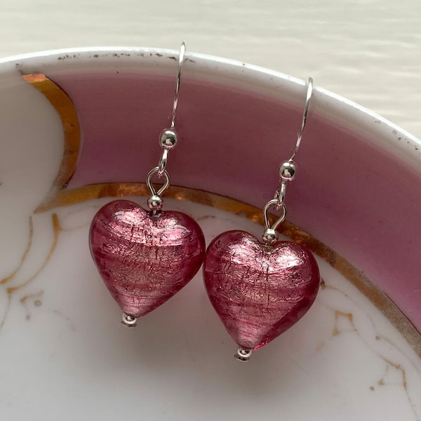 Boucles d'oreilles Diana Ingram avec petits coeurs en verre de Murano rose rose (cerise, fuchsia) sur crochets en argent sterling ou en or vermeil 22 carats