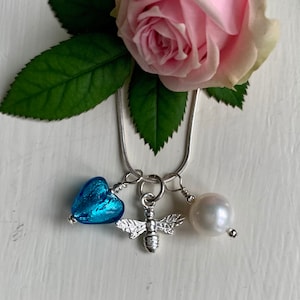 Diana Ingram drei Bettelkette aus Sterling Silber mit türkisem (blauem) Muranoglas Herz, Honigbiene, weißer Perle und Schlangenkette