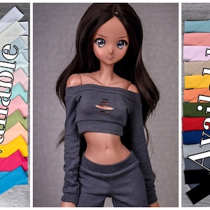 Op de afbeelding: Een grijs off-shoulder crop top met lange mouwen en een distressed detail. Het topje is gecombineerd met een bijpassende grijze broek. De afbeelding toont een verscheidenheid aan beschikbare stoffenkleuren.
