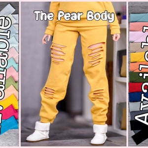 Op de afbeelding: Gele sweatpants met distressed details. De sweatpants hebben een relaxte pasvorm en zijn verkrijgbaar in verschillende kleuren. De tekst "The Pear Body" is zichtbaar in de afbeelding.
