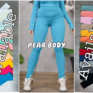 Op de afbeelding: Een vrouw draagt ​​een paar felblauwe leggings. De leggings zijn strak en hebben een hoge taille. De tekst "PEAR BODY" staat in witte letters op de leggings. De afbeelding is omgeven door stofstalen in verschillende kleuren, met het woord "Available" verticaal in witte letters aan de linkerkant van de afbeelding.