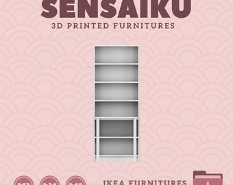Könnte beinhalten: Ein weißes 3D-gedrucktes Modell eines IKEA Billy Bücherregals mit Schreibtisch. Das Modell wird in drei verschiedenen Maßstäben gezeigt: 1:12, 1:24 und 1:48. Der Text "SENSAIKU 3D PRINTED FURNITURES" und "IKEA FURNITURES BILLY BOOKCASE WITH DESK" ist ebenfalls sichtbar.