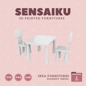Puede incluir: Un juego de mesa y dos sillas blancas para niños, impresas en 3D. El mobiliario forma parte de la serie IKEA Furnitures Mammut. La imagen incluye el texto "SENSAIKU 3D PRINTED FURNITURES".