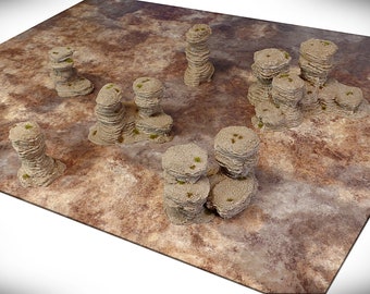 Pode incluir: Miniaturas de formações rochosas desérticas de vários tamanhos, com uma cor bege clara e pequenas manchas de vegetação verde. As rochas estão dispostas sobre uma superfície texturizada castanha e bege, criando uma cena de paisagem desértica.