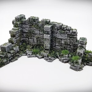 Op de afbeelding: Een grijze stenen muurruïne met groen mos en begroeiing erop. De muur is gebroken en brokkelt af, sommige delen ontbreken. De ruïne staat tegen een witte achtergrond.