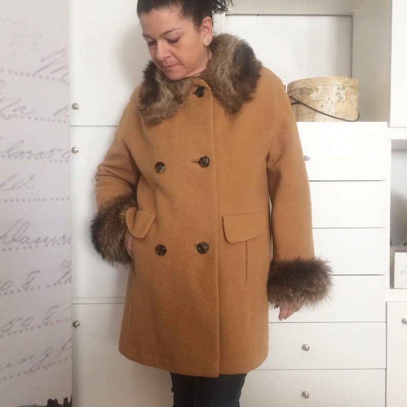 Vintage coat with fur collar and wrists