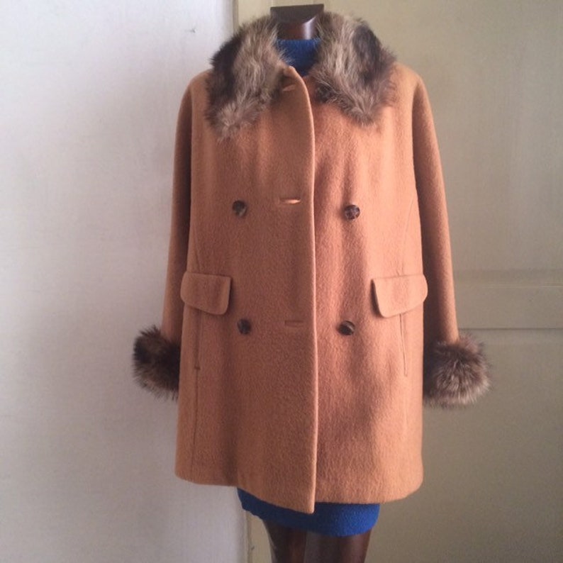 Vintage coat with fur collar and wrists