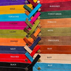 Puede incluir: Una colecci&oacute;n de 16 tiras de cuero en varios colores, incluyendo jade, morado, rojo ladrillo, dorado, burdeos, turquesa, fucsia, verde bosque, tabaco, musgo, apio, naranja, azul marino, chocolate, &oacute;xido, rojo verdadero, b&uacute;falo, negro y azul. Cada tira tiene un borde cosido y un peque&ntilde;o bot&oacute;n de metal.