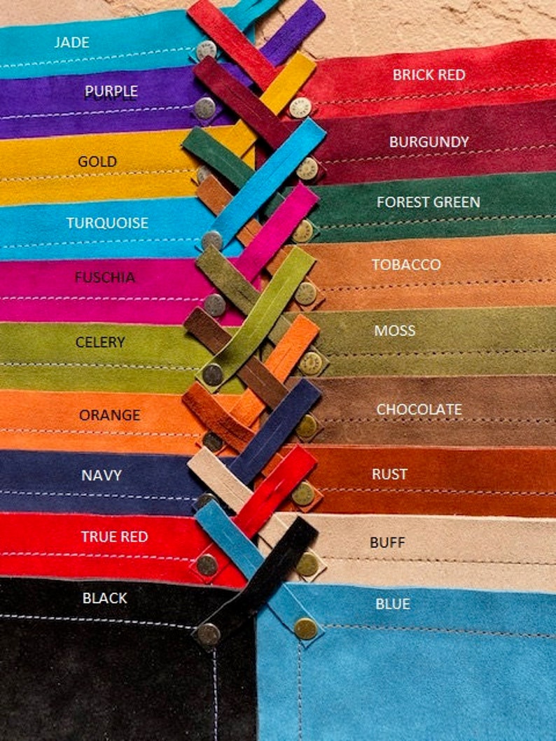 Puede incluir: Una colecci&oacute;n de 16 tiras de cuero en varios colores, incluyendo jade, morado, rojo ladrillo, dorado, burdeos, turquesa, fucsia, verde bosque, tabaco, musgo, apio, naranja, azul marino, chocolate, &oacute;xido, rojo verdadero, b&uacute;falo, negro y azul. Cada tira tiene un borde cosido y un peque&ntilde;o bot&oacute;n de metal.