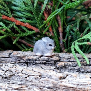 Puppenhaus Miniatur Hase, Miniatur Tiere in 1:12, Osterhase, handgefertigte OOAK Puppenhaus Skulptur, Miniatur Hase