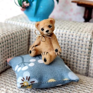 Puppenhaus Miniatur Teddybär, Bär in 1:12, handgefertigte OOAK Puppenhaus Skulptur