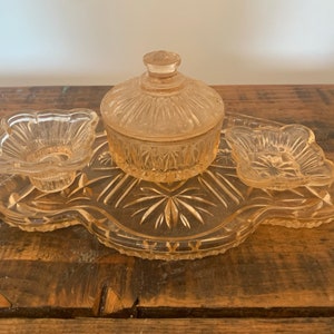 Lindo, vintage, rosa pêssego, vidro prensado, penteadeira, conjunto de toucador, bandeja, pote de pó com tampa, prato de anel, prato de bugigangas, castiçal