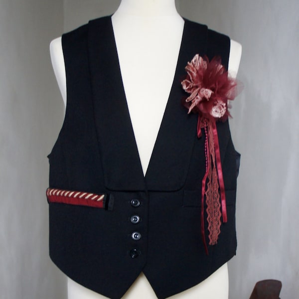 Veranderde vrouwen vest met Maroon vlechten Detail op de zak en een afneembare Maroon Lace Ribbon Flower Broche Size UK 16, US 12
