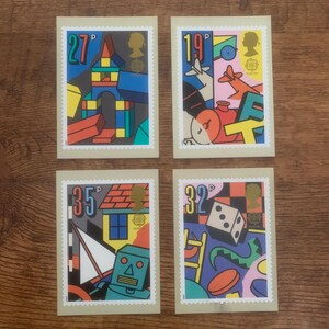 Lot de quatre, vintage, 1989, Jeux et jouets, Royal Mail, commémoratif, libération, timbres, cartes postales, conçu par Dan Fern, objet de collection, art