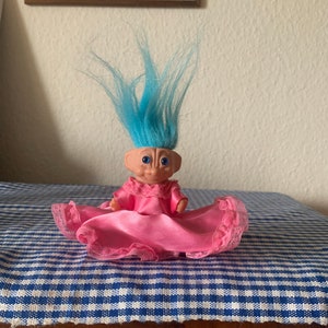 Vintage, década de 1980, década de 1990, cabelo desfocado, plástico rígido, troll, boneca, figura, brinquedo de vestido de baile rosa, retrô, enchimento de meia, Papai Noel secreto, presente, mãe