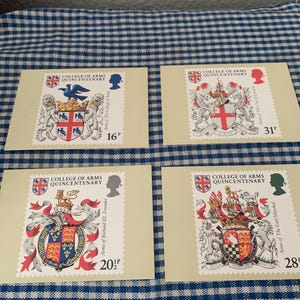 Conjunto de quatro, vintage, 1984, Quincentenário do College of Arms, heráldica, Royal Mail, comemorativo, lançamento, selos, cartões-postais, colecionável, pai