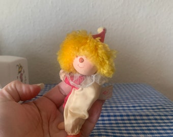 Vintage, 1980er Jahre, Mini, Clown, Puppe, Greifling, Clip, Spielzeug, in rosa und weißem Kostüm, Hut, Retro, Strumpffüller, Wichtelmann, Geschenk, Geschenk