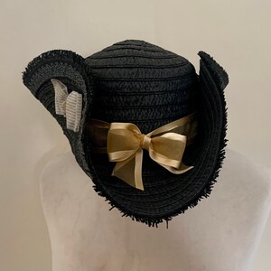 Unico nel suo genere, fatto a mano, nero, paglia, pirata, cappello, con bordi in pizzo, decorazioni in nastro oro e blu, bottoni, georgiano, accessori