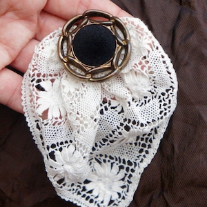 Mujer hecho a mano Vintage encaje y fauux metal y negro terciopelo broche Jabot, victoriano, Steampunk, Traje, Accesorio, Regalo, Esposa, Hermana
