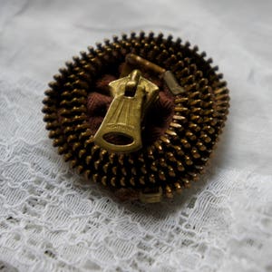 Broche de metal marrom vintage steampunk reciclado com zíper, acessórios, fantasia, vitoriano futurista, retrô, reciclado, joias, cosplay