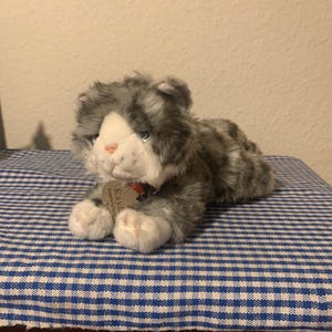Vintage, Keel Toys, kolekcja Simply Soft, szaro-biały, Kayla, kot, kociak, zwierzak, pluszowy, pluszowa zabawka, miękka zabawka, kolekcjonerska, retro, prezent, mama
