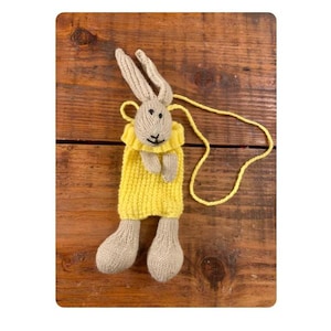 Handgemacht, gestrickt, Kaninchen, Hase, Geldbörse, Tasche mit langem Riemen, Ostern, Retro, Kindheit, Geschenk, Sammlerstück, Geschenk, Plushie, Tochter, Mädchen
