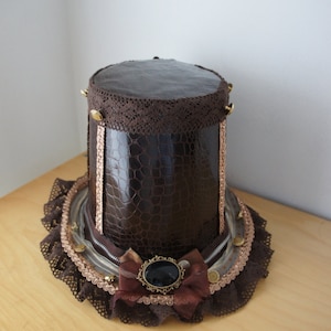 Een van een soort Steampunk hoge hoge hoed bruin met Repile "skineffect" en Lace, vlecht en Organza Lint detaillering met sierlijke knoppen