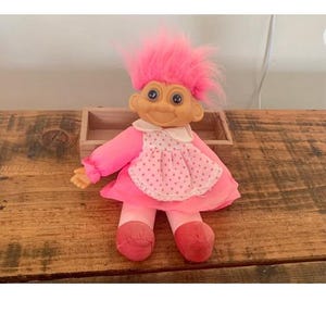 Vintage, anos 1980, anos 1990, cabelo rosa, brinquedo de pelúcia, troll, vestido rosa e avental, boneca, figura, retrô, colecionável, brinquedo, colecionável, exibição