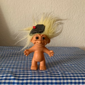 vintage, Russ, années 1990, cheveux jaunes, française, troll, figurine, en béret, France, rétro, bas de Noël, père Noël secret, cadeau, ami, enfant